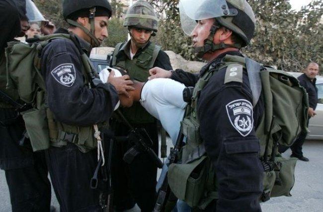 الاحتلال يعتقل شابين ويمدد توقيف آخرين في القدس