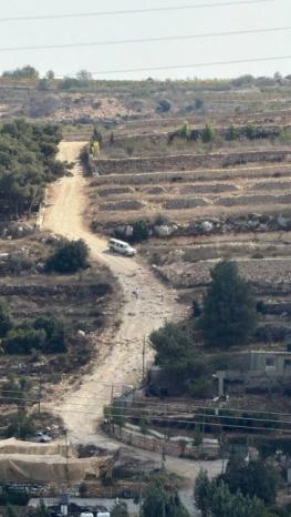 مستوطنون يعتدون على طواقم بلدية بيت أمر مستوطنون يعتدون على طواقم بلدية بيت أمر