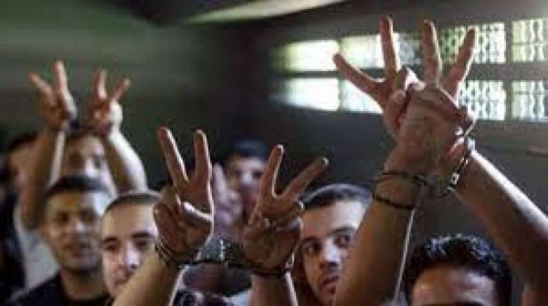 الأسرى يصرون على الإضراب في رمضان وإدارة السجون تحاول تأجيله
