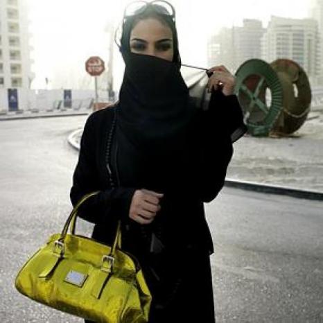 شاهد : كيف ردت فتاة سعودية على المتحرشين بالبوظة