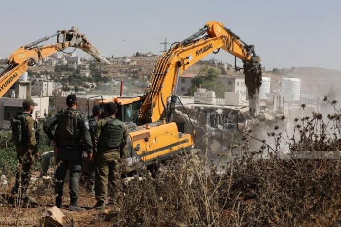 الاحتلال يهدم منزلين لمواطن ونجله في سلوان بمدينة القدس الاحتلال يهدم منزلين لمواطن ونجله في سلوان بمدينة القدس