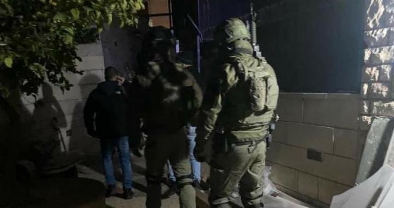 الاحتلال يعتقل ثلاثة مواطنين من بلدة جبل المكبر