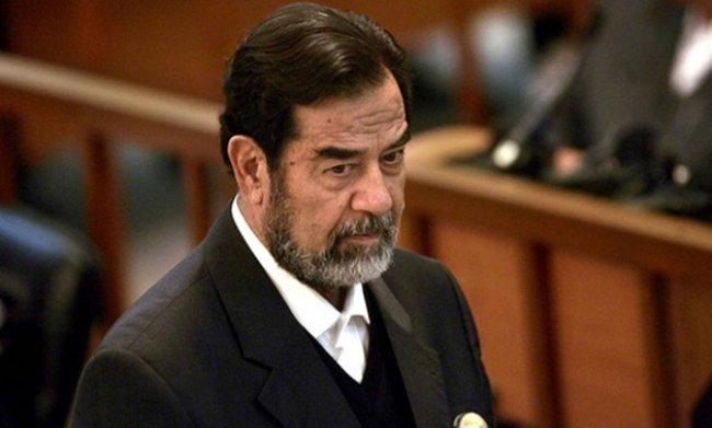 فيديو .. تفاصيل الساعة الاخيرة من حياته .. بماذا هتف صدام حسين قبل أن يصعد إلى حبل المشنقة ؟