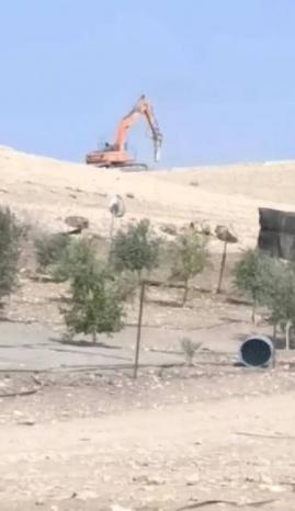 مستوطنون يواصلون تجريف وتوسعة نبع الحمة بالأغوار الشمالية تمهيدا للاستيلاء عليه مستوطنون يواصلون تجريف وتوسعة نبع الحمة بالأغوار الشمالية تمهيدا للاستيلاء عليه