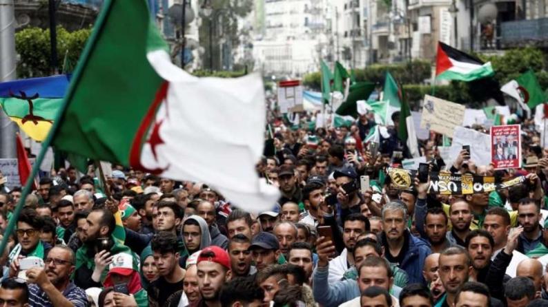 مواطنون عالقون في الجزائر يناشدون عبر وطن الرئيس ورئيس الوزراء بإجلائهم