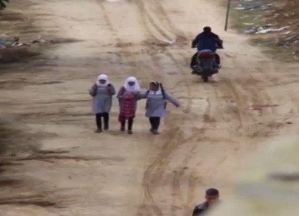 خاص لـ "وطن" بالفيديو... غزة: طلبة حي "النصر" معاناة في الشتاء ومطالب بتوفير مواصلات