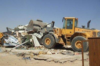 جرافات الاحتلال تهدم أكثر من 20 بركسا شرق القدس