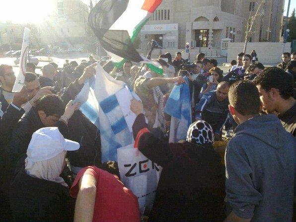 بالفيديو... دعوات لخطف الجنود في اعتصام قرب السفارة الإسرائيلية