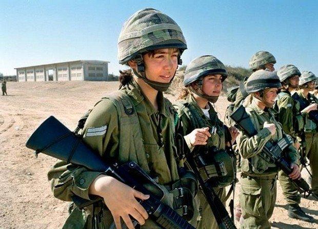 بالفيديو.. انضمام فتاتان عربيتان إلى الجيش الاسرائيلي