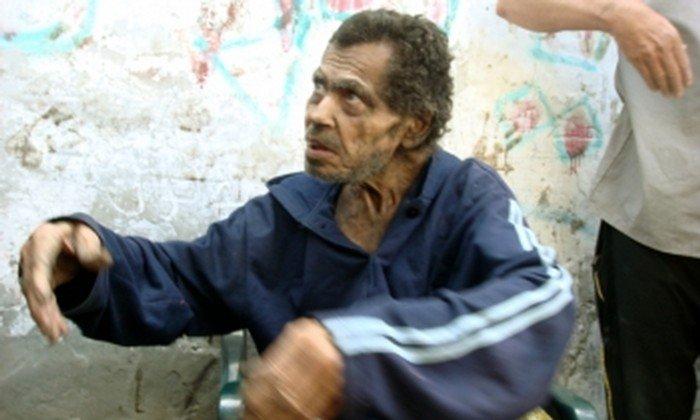 بالفيديو ...العثور على مسن بمخيم البريج يعيش بعزلة منذ نصف قرن