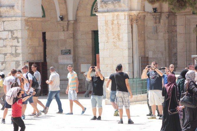 بالصور... مستوطِنات يقتحمن الاقصى بلباس 'فاضح'
