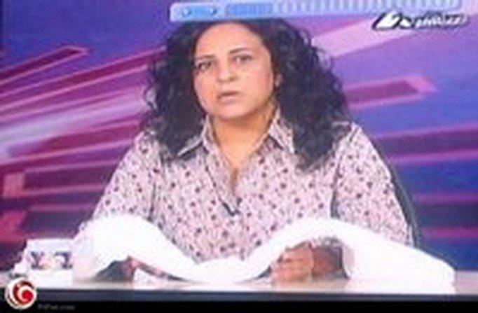 مذيعة بالتليفزيون المصري تظهر على الهواء وهي تحمل كفنها!