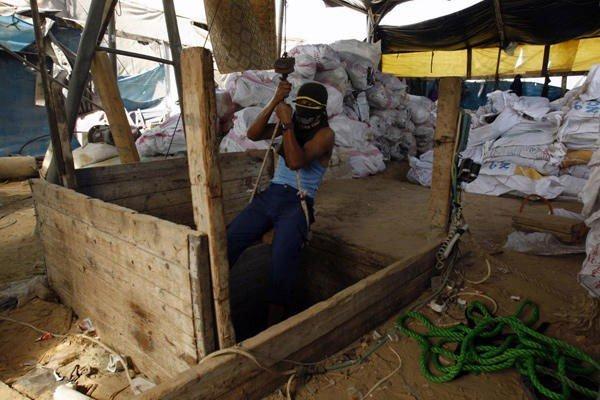 تقرير حقوقي: نسبة الفقر 39% والبطالة 40% جراء حصار غزة تقرير حقوقي: نسبة الفقر 39% والبطالة 40% جراء حصار غزة