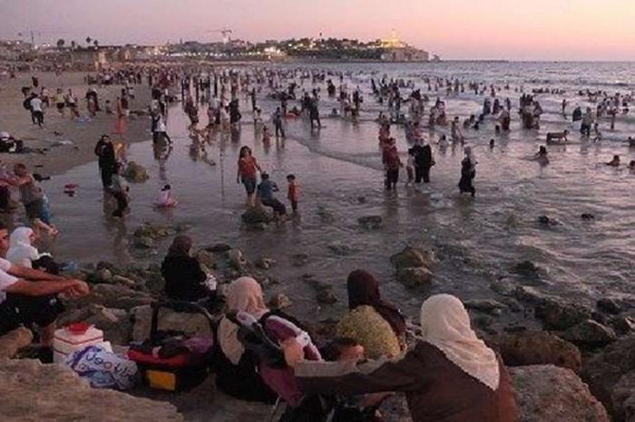 150 ألف فلسطيني يستجمون على شواطئ يافا وعكا