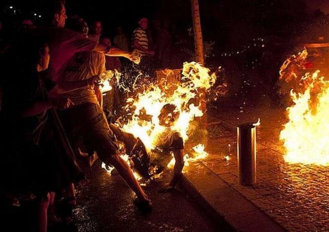 تظاهرة بتل أبيب احتجاجا على وفاة الإسرائيلي الذي أحرق نفسه