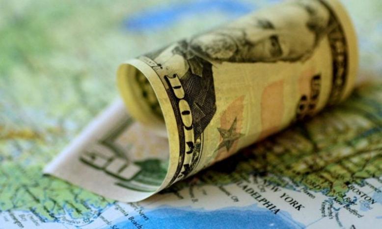 الدولار يتجه لمكاسب أسبوعية مع زيادة عوائد السندات وتصاعد توقعات رفع الفائدة