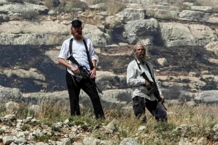 مستوطنون ينقلون أخشابا إلى بؤر غرب المغير مستوطنون ينقلون أخشابا إلى بؤر غرب المغير