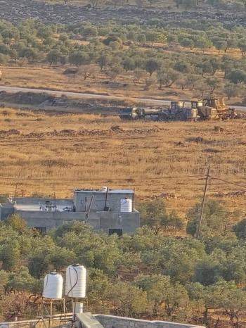 وسط تجريف للأراضي.. اصابات بالاختناق جراء هجوم مستوطنين على المغير وسط تجريف للأراضي.. اصابات بالاختناق جراء هجوم مستوطنين على المغير