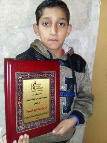 تكريم الطفل أبو شمسية كأصغر موثق لجرائم الاحتلال