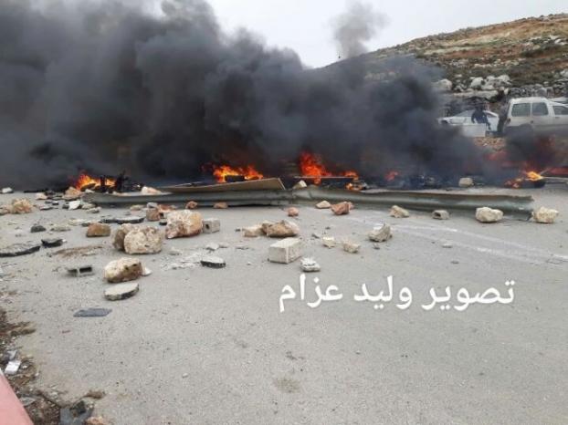 شبان يغلقون طريق بلدة الجديرة احتجاجا على مقتل الشاب اياد برجس