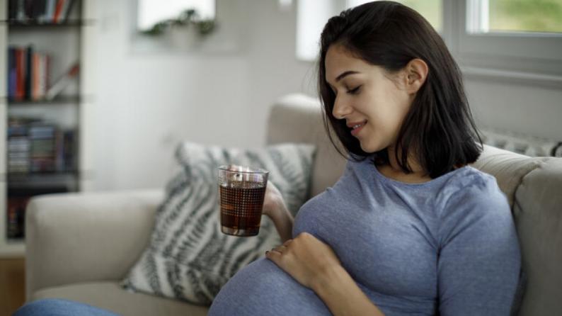 شرب القهوة أثناء الحمل لا يسبب آثارا سلبية على نتائج الولادة كما كان يُعتقد سابقا