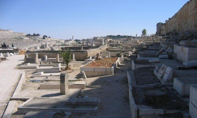قوات الاحتلال تقتحم مقبرة الرحمة في القدس