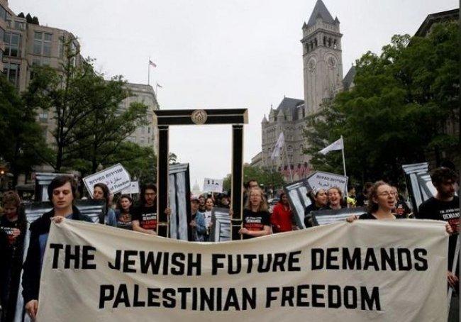 محتجون يهود في واشنطن تنديداً بقرار ترامب