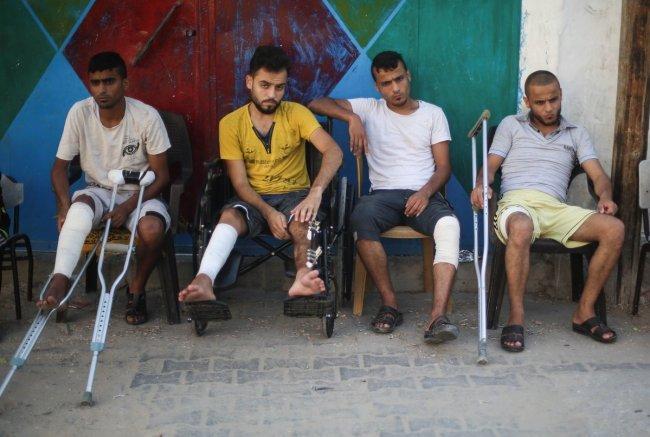 أربعة أشقاء من غزة على &quot;عكاز&quot; بعد إصابتهم برصاص الاحتلال