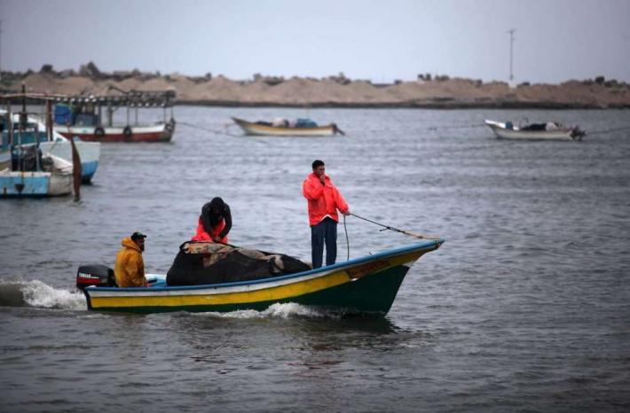 الاحتلال يقلص مساحة الصيد بغزة
