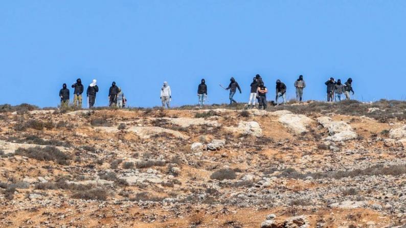 مانشيت: مستوطنو الاحتلال يسرقون عشرات المواشي خلال اقتحام سلواد.. وأهالي البلدة يتصدون لهم مانشيت: مستوطنو الاحتلال يسرقون عشرات المواشي خلال اقتحام سلواد.. وأهالي البلدة يتصدون لهم