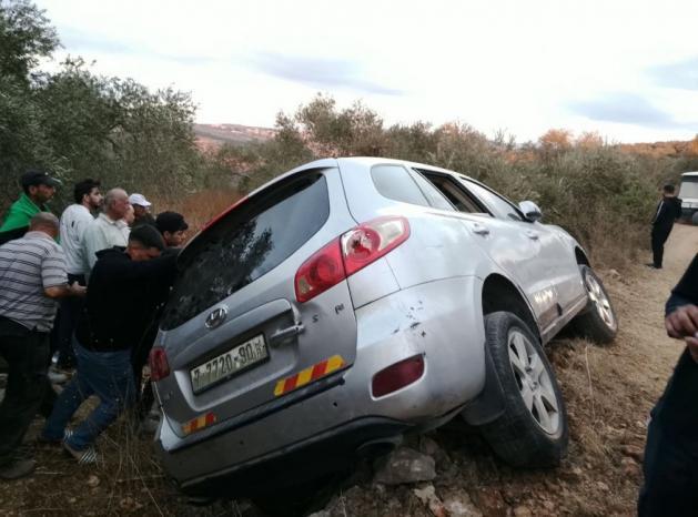 إصابة 3 مواطنين جراء انقلاب مركبتهم عقب مهاجمتها من مستوطنين في قرية فرخة