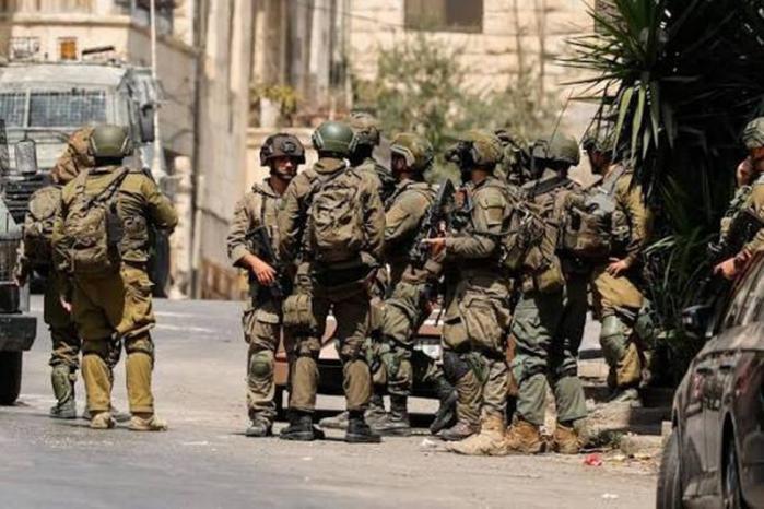 الاحتلال يداهم محلًا تجاريًا باقتحام قلقيلية الاحتلال يداهم محلًا تجاريًا باقتحام قلقيلية