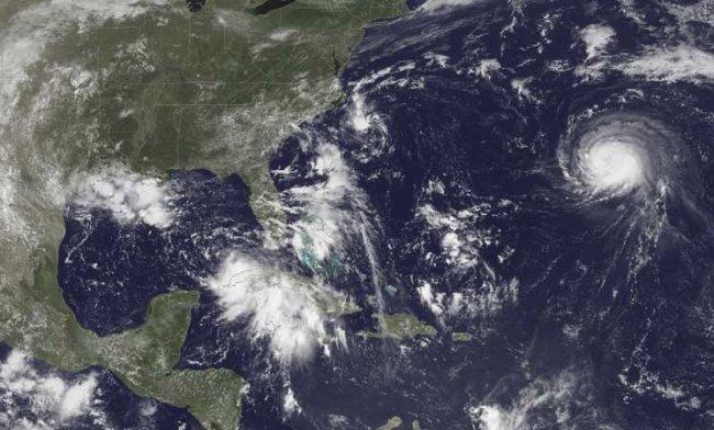 عاصفة تقترب من فلوريدا وإعصار يهدد هاواي