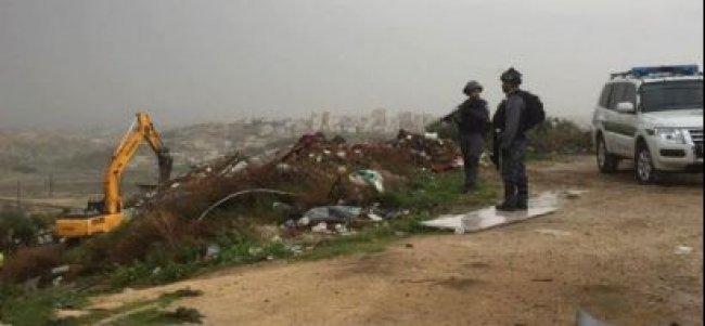 الاحتلال يستولي على جرافة وخلاطة باطون جنوب بيت لحم