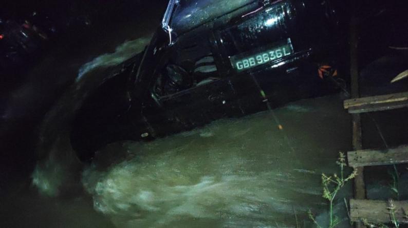 الدفاع المدني: فرق الإنقاذ تتمكن من انقاذ خمسة أشخاص جرفت السيول مركبتهم في وادي عارورة