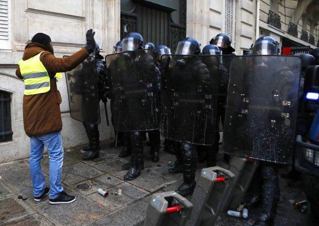 فرنسا: 1385 معتقلا باحتجاجات &quot;السترات الصفراء&quot;