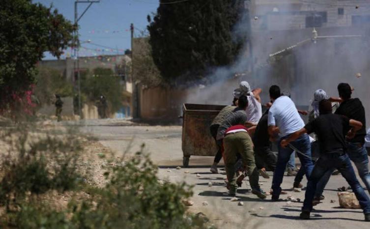 إصابة شاب بالرصاص والعشرات بالاختناق خلال قمع الاحتلال مسيرة كفر قدوم