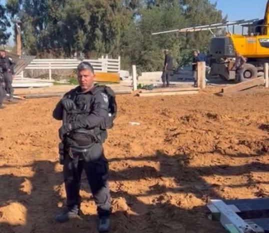 الاحتلال يهدم مبنى ومعرشات في الطيبة