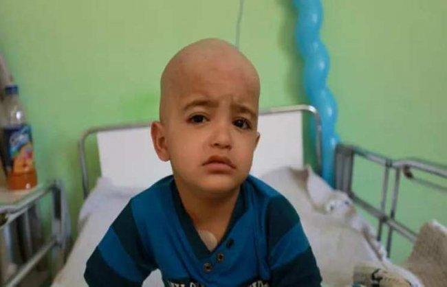 الاحتلال يمنع أمّاً من مغادرة غزة لمرافقة ابنها المصاب بالسرطان