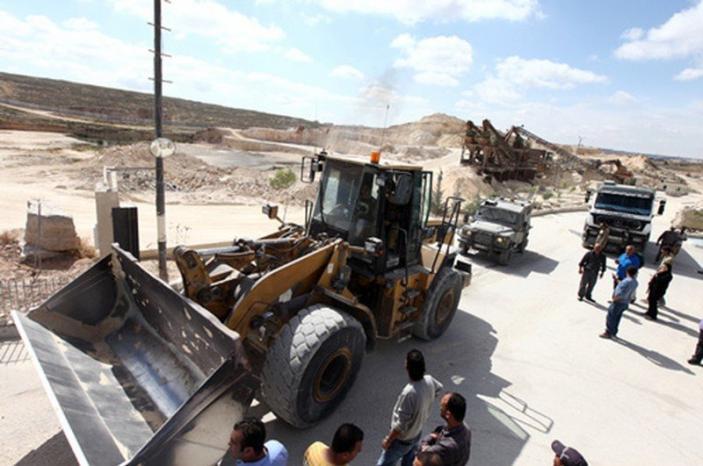 الاحتلال يصادر معدات من كسارة في رافات