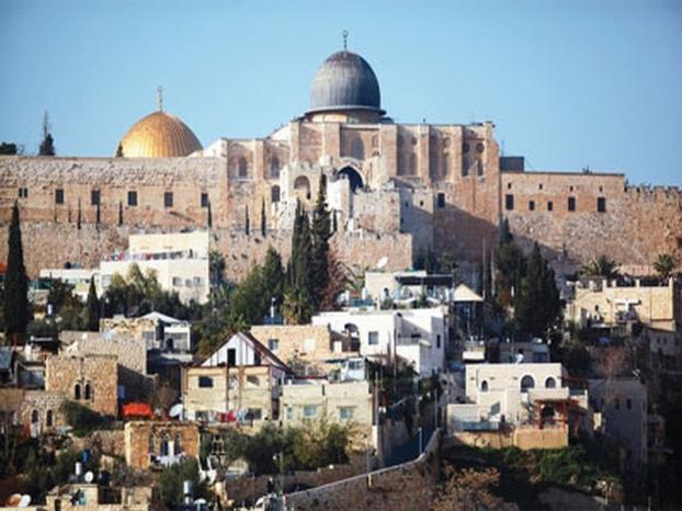 بلدية الاحتلال تسلم محال تجارية في القدس أوامر إغلاق