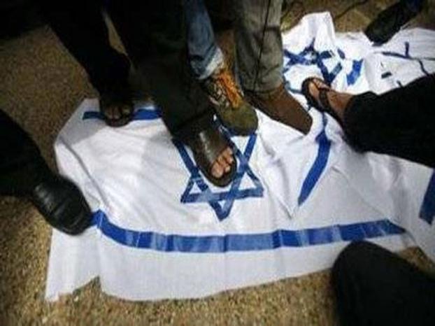 عائلة عربية من سخنين تنزل علم إسرائيل رفع فوق أرضها