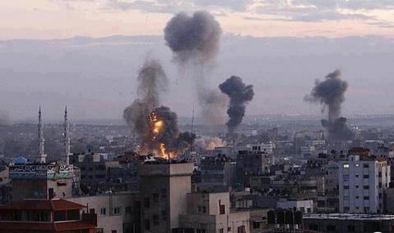 قوات الاحتلال تقصف غزة والمقاومة ترد بصواريخ