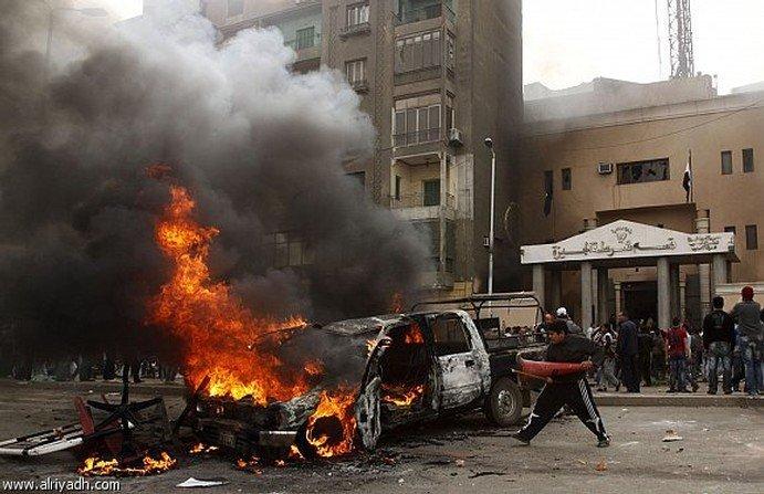 متظاهرون يحرقون سيارة شرطة في ميدان التحررير