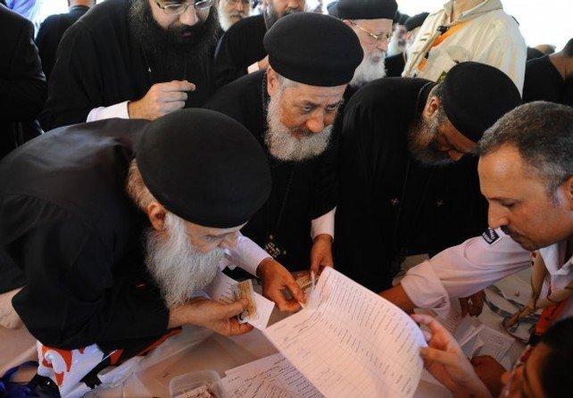 الاحتلال يمنع 5 كهنة من التصويت للبطريريك في مصر