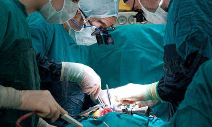 رام الله: فريق جراحين ينقذ يد مواطن من البتر في عملية نوعيّة