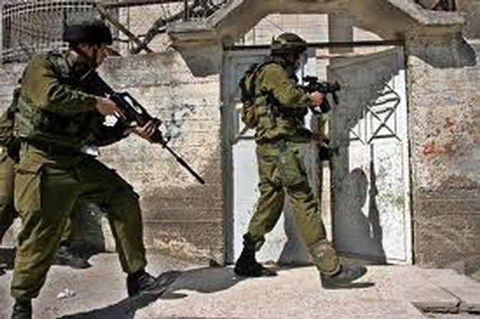 قوات الاحتلال تقتحم منزل مواطن مقدسي بحثًا عن أسلحة