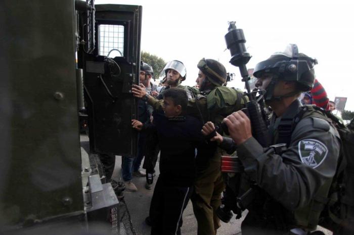 قوات الاحتلال تعتقل طفلين و3 شبان في الخليل