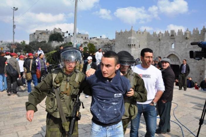 شرطة الاحتلال تعتقل شابًا وسيدة من الأقصى