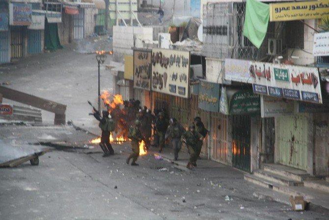 بالفيديو...جنود الاحتلال يهربون خوفا من الزجاجات الحارقة في الخليل